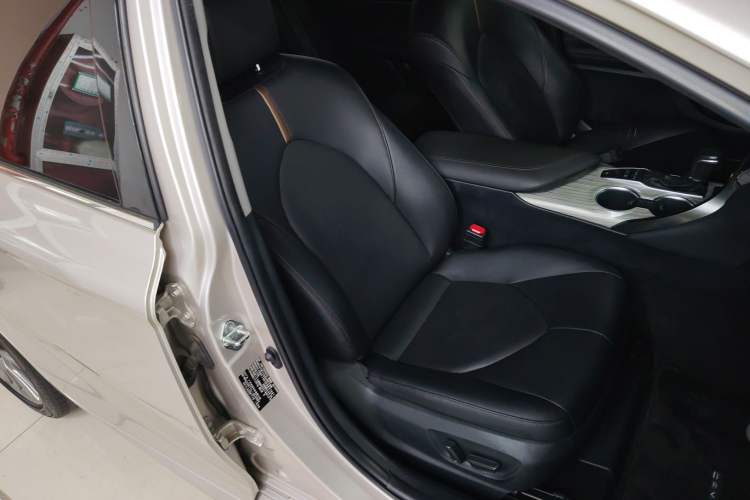 Used Toyota Camry 2019 Dual-Engine 2.5 HG Luxury Edition China VI Standard
