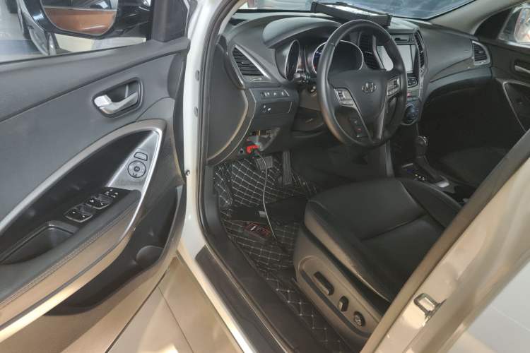 Used Hyundai Santa Fe 2015 2.0T Automatic Two-Wheel Drive Smart Version 5 Seats
