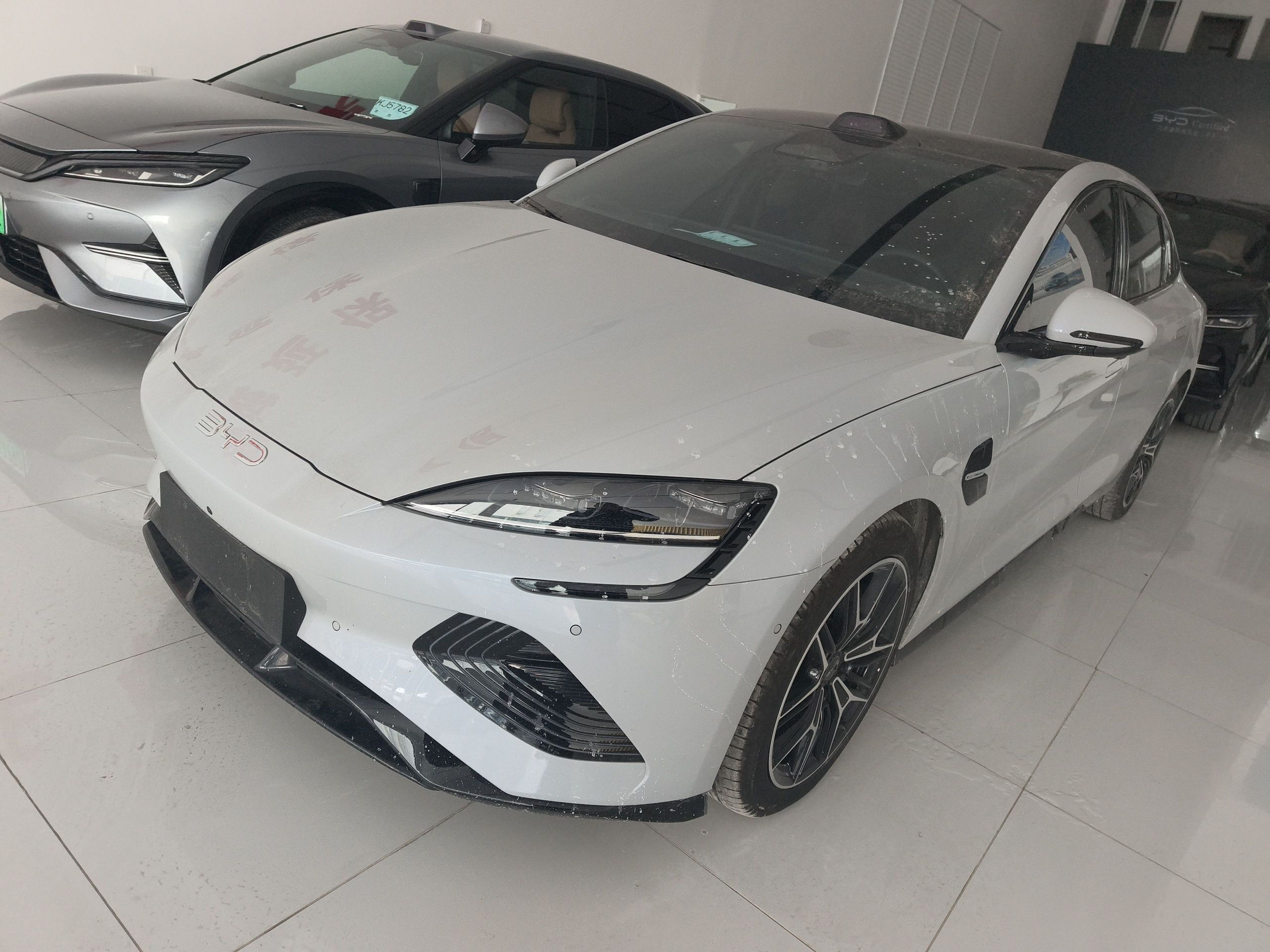 تحت مقدمة السيارة