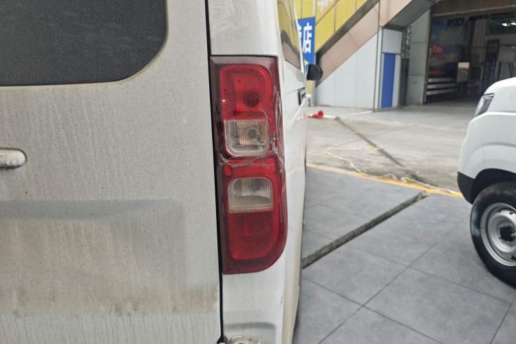 Used Wuling Yangguang 2024 300KM Comfort Version Passenger Van 75kW
