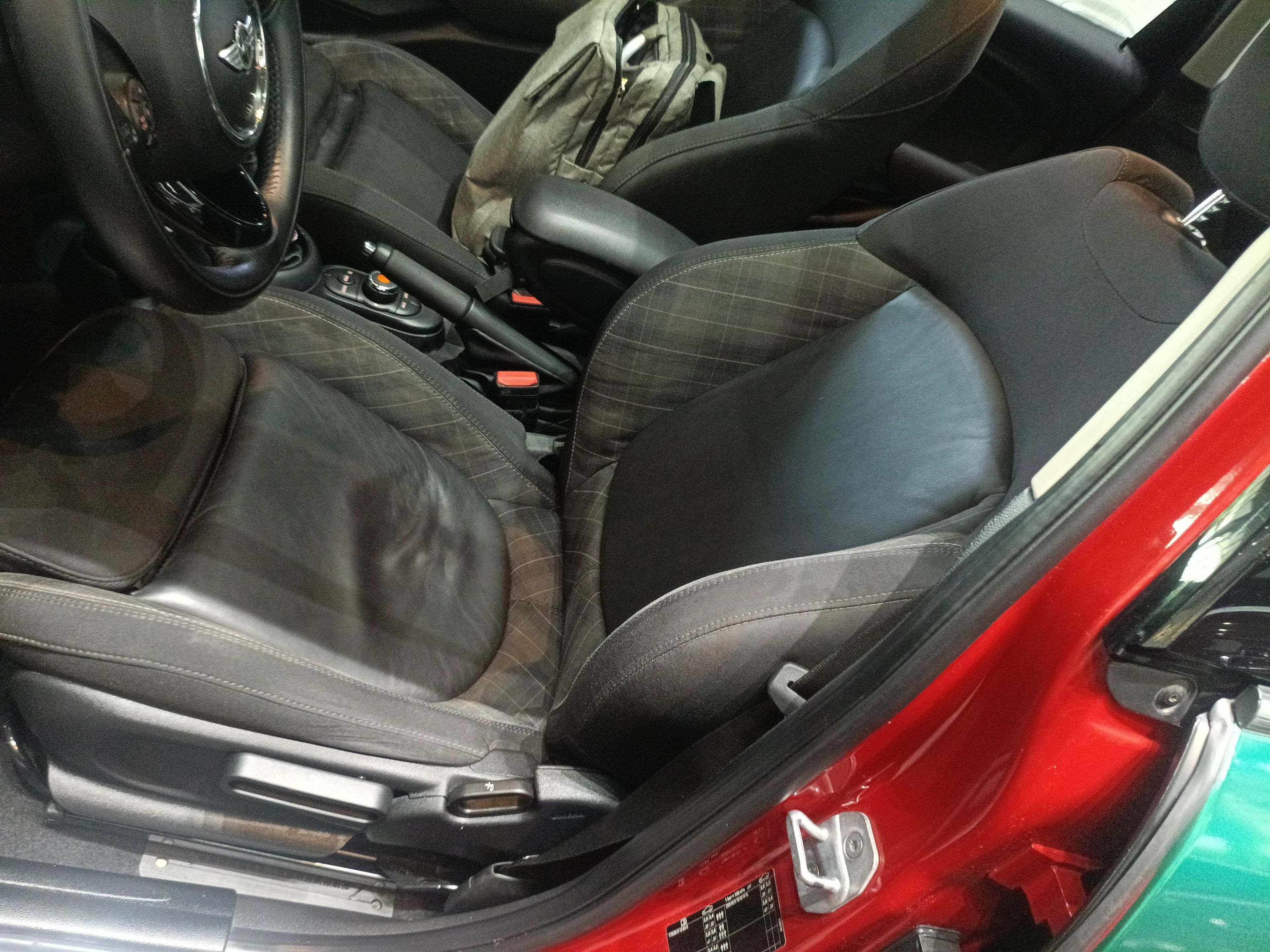 Переднее сиденье в автомобиле