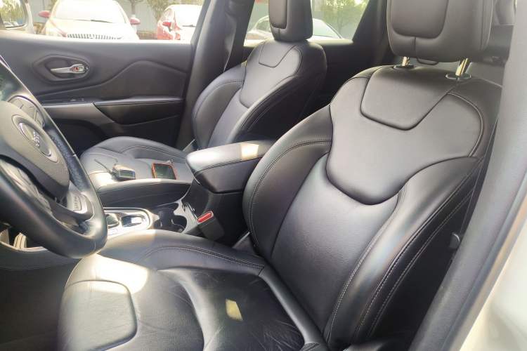 Used  Cherokee 2019 2.0T Two-Wheel Drive Smart Enjoyment Version China V
