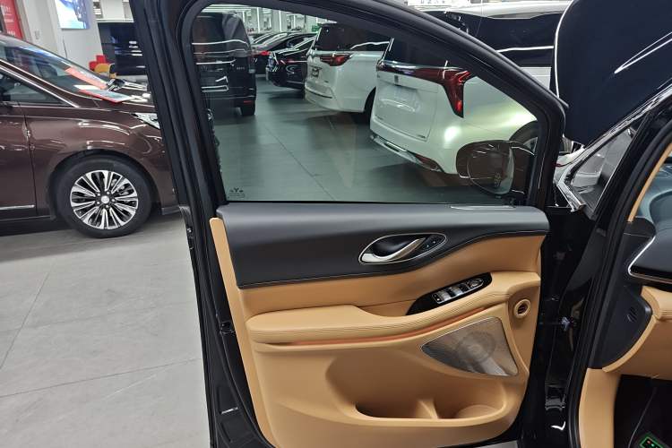 Used VOYAH Dream 2025 PHEV Four-Wheel Drive Prestige Kunpeng Edition
