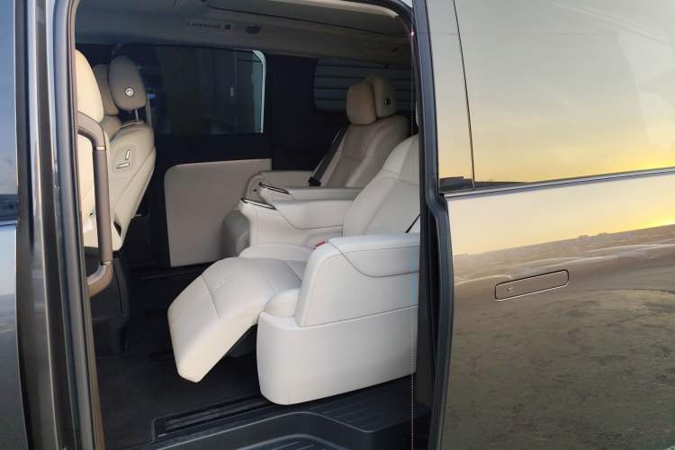 Used Li Auto MEGA 2024 Ultra Model
