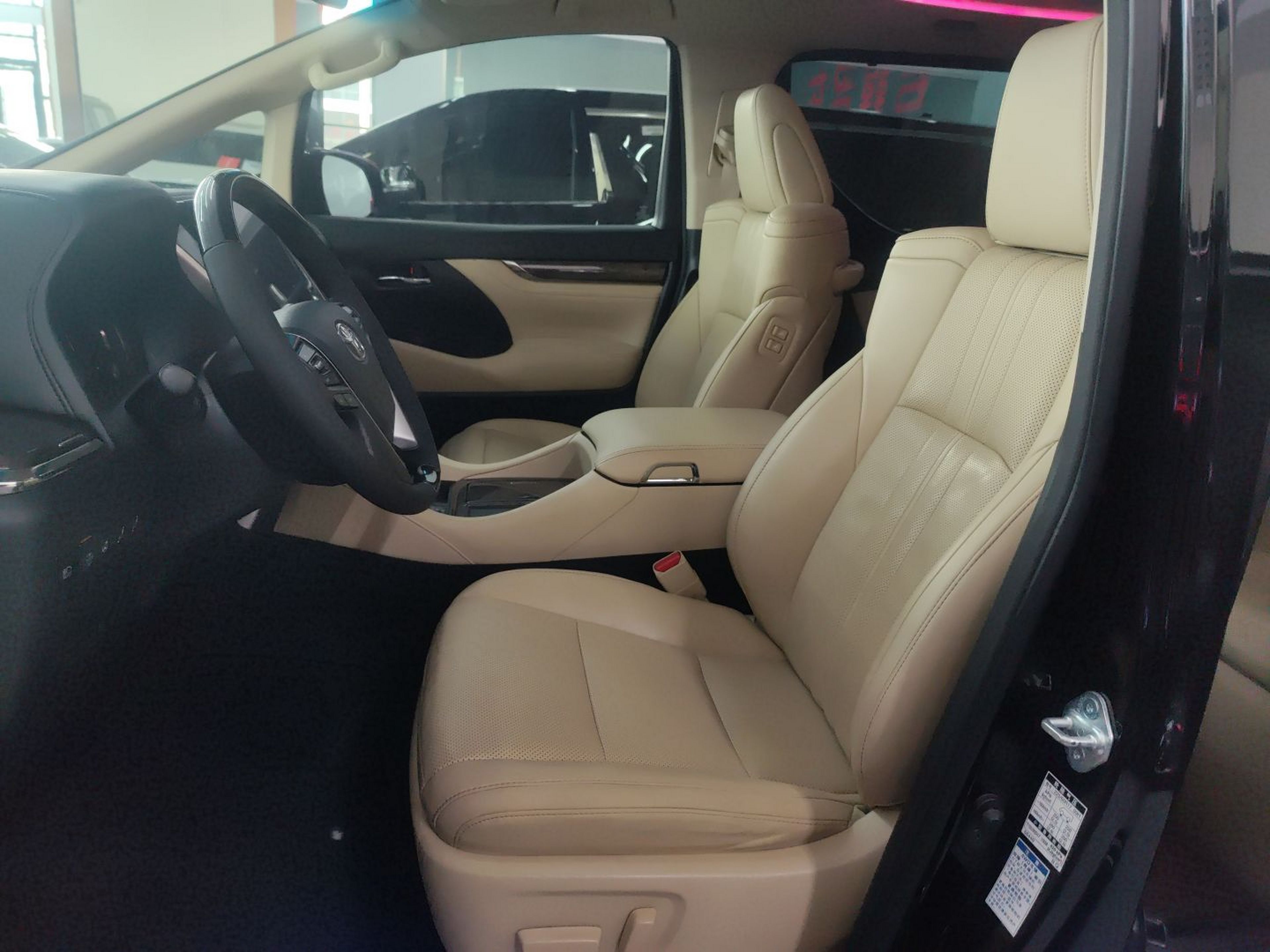 المقاعد الأمامية داخل السيارة