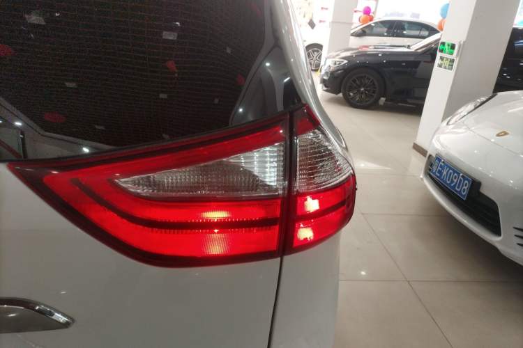 Used Toyota Sienna 2015 3.5L Two-Wheel Drive L