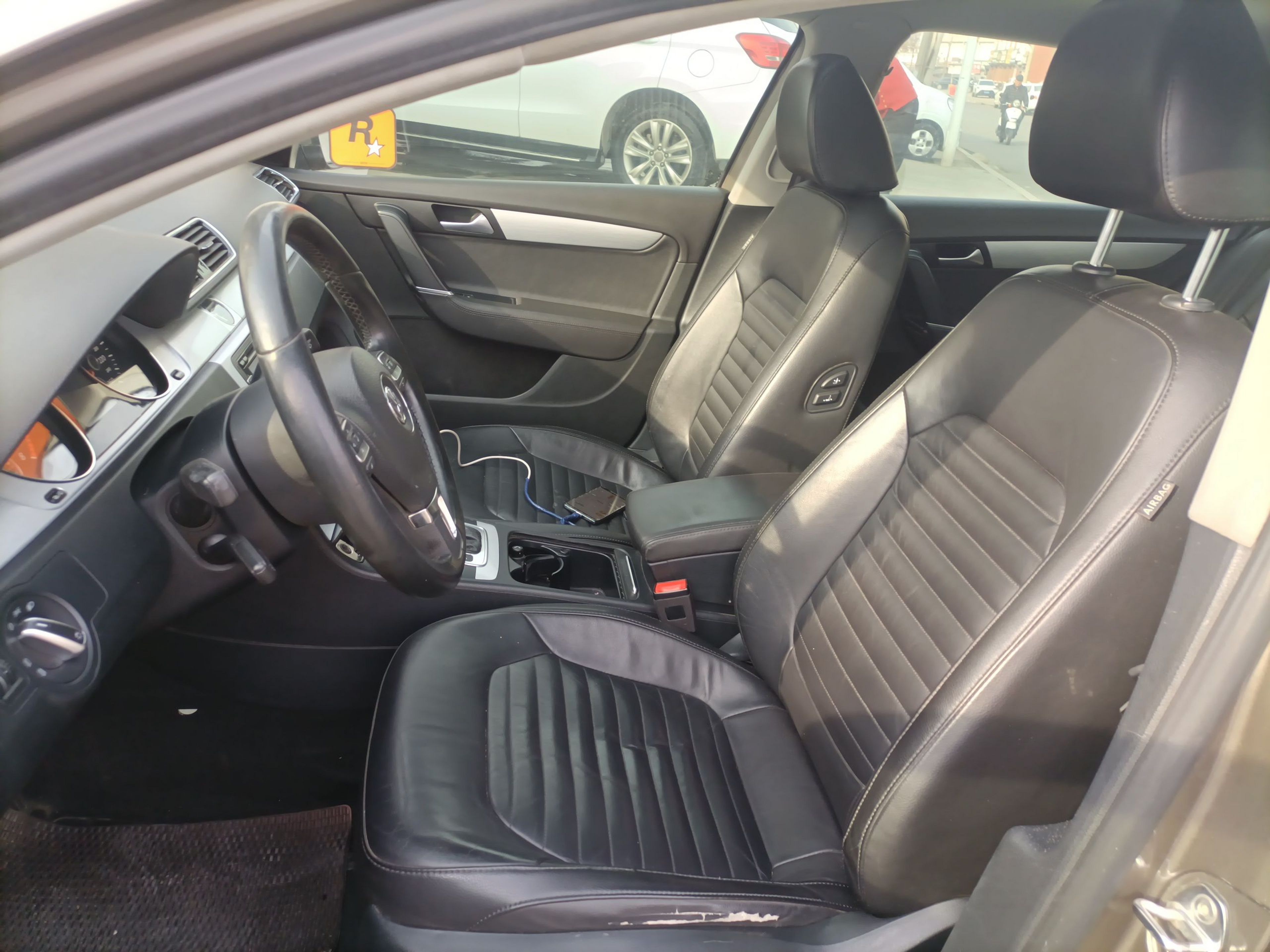 Переднее сиденье в автомобиле