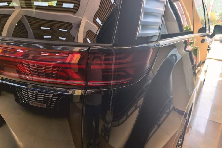 Used Denza D9 2024 DM-i 970 Luxury Model