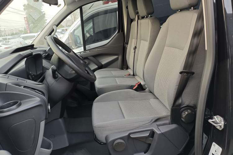 Used Ford Transit 2019 2.0T Diesel Multi-Purpose Commercial Vehicle Short Wheelbase Low Roof 6-Seater China VI Standard
