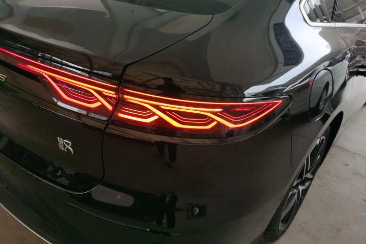 Used BYD Han 2024 EV Glory Edition 605KM Front-Wheel-Drive Premium Model
