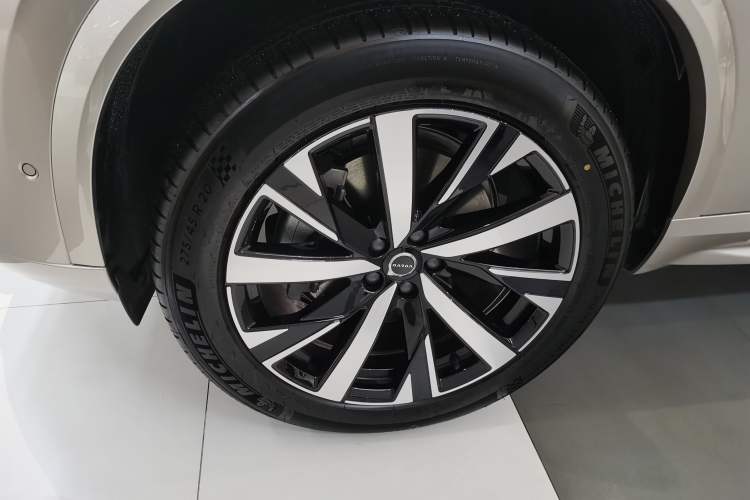 Used Volvo XC90 2025 Facelifted B6 Zhiyuan Luxury Version with 6 Seats
