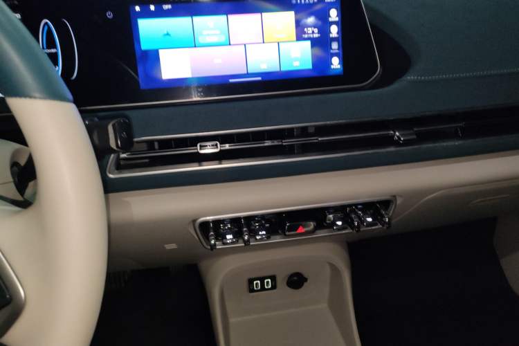 Used ORA Good Cat 2022 Morandi Edition 400km Standard Range Luxury Version Lithium Iron Phosphate
