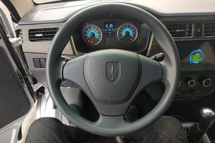 Used Jinbei Hiace X30 2023 1.5L Super-Comfortable Passenger Van 5/6/7-Seater Non-Air-Conditioned Version Model SWC15M