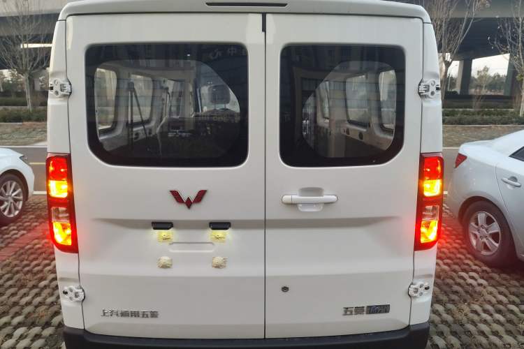 Used Wuling Yangguang 2024 300KM Comfort Version Passenger Van 75kW
