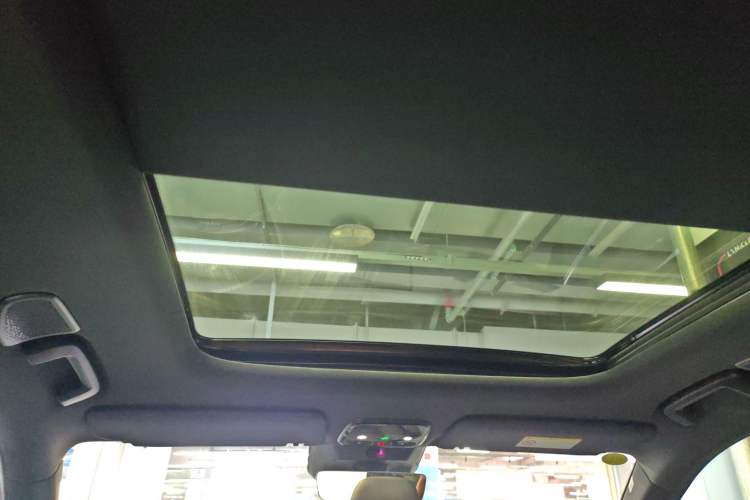 Used Lynk & Co 08 EM-P 2025 220 km All-Wheel-Drive Performance Halo
