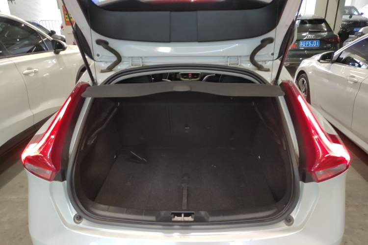 Used Volvo V40 2015 1.6T Zhiyi Edition
