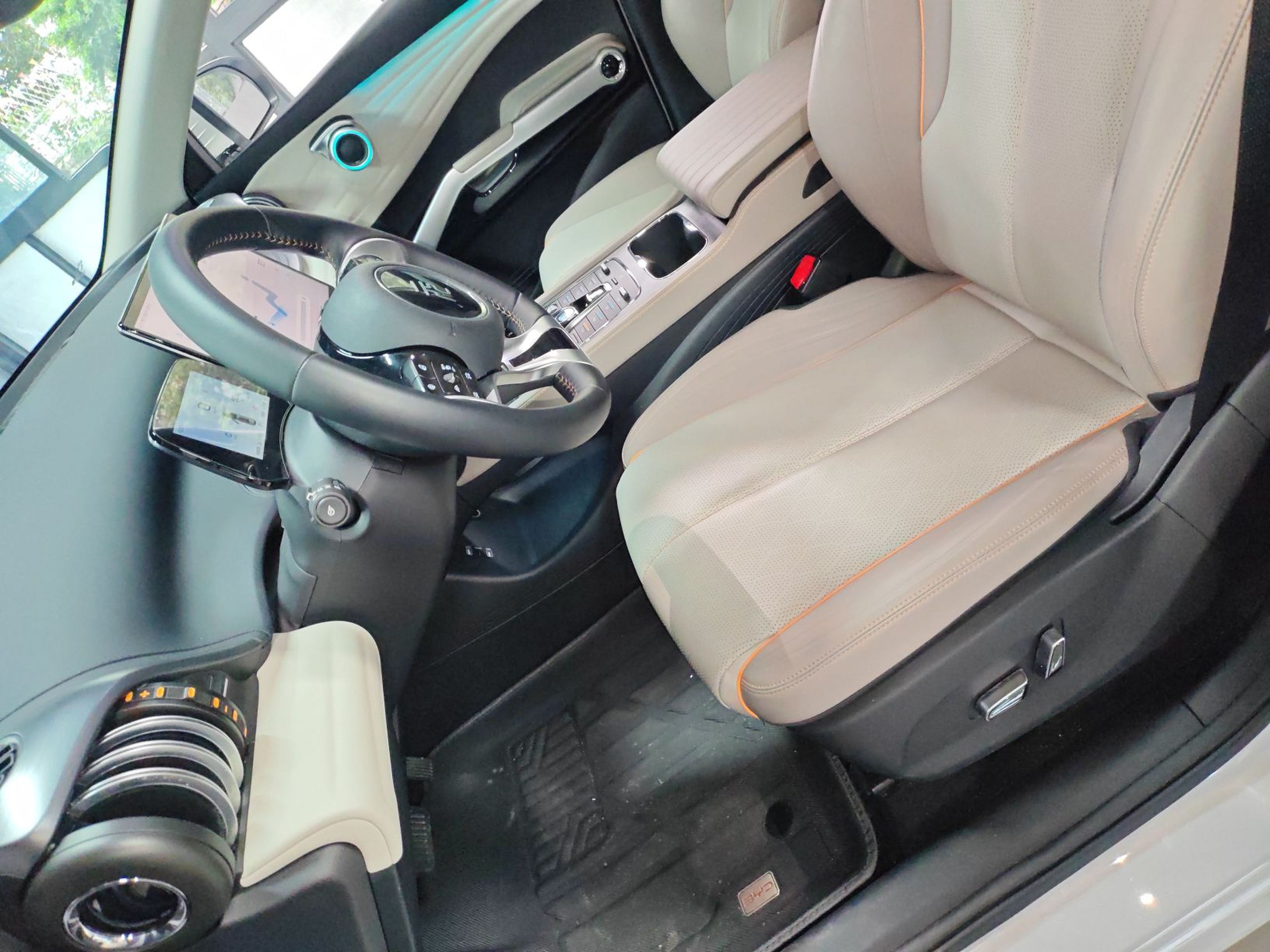 Переднее сиденье в автомобиле