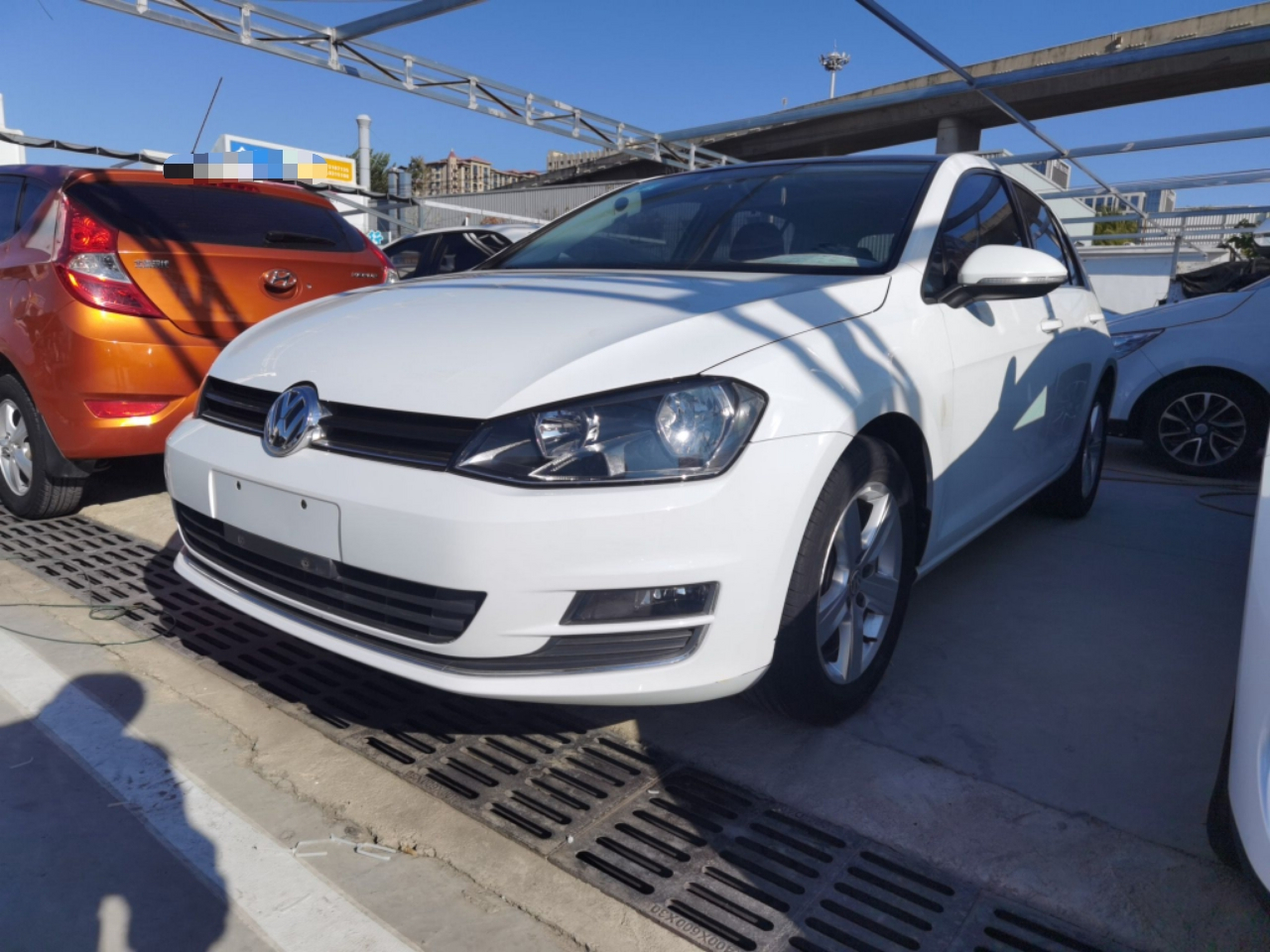 Под передней частью автомобиля