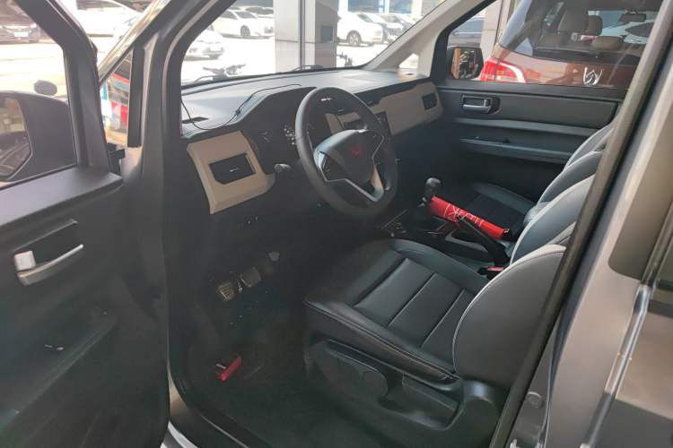 Used Wuling Zhengcheng 2021 1.5T Manual Luxury Commercial Vehicle
