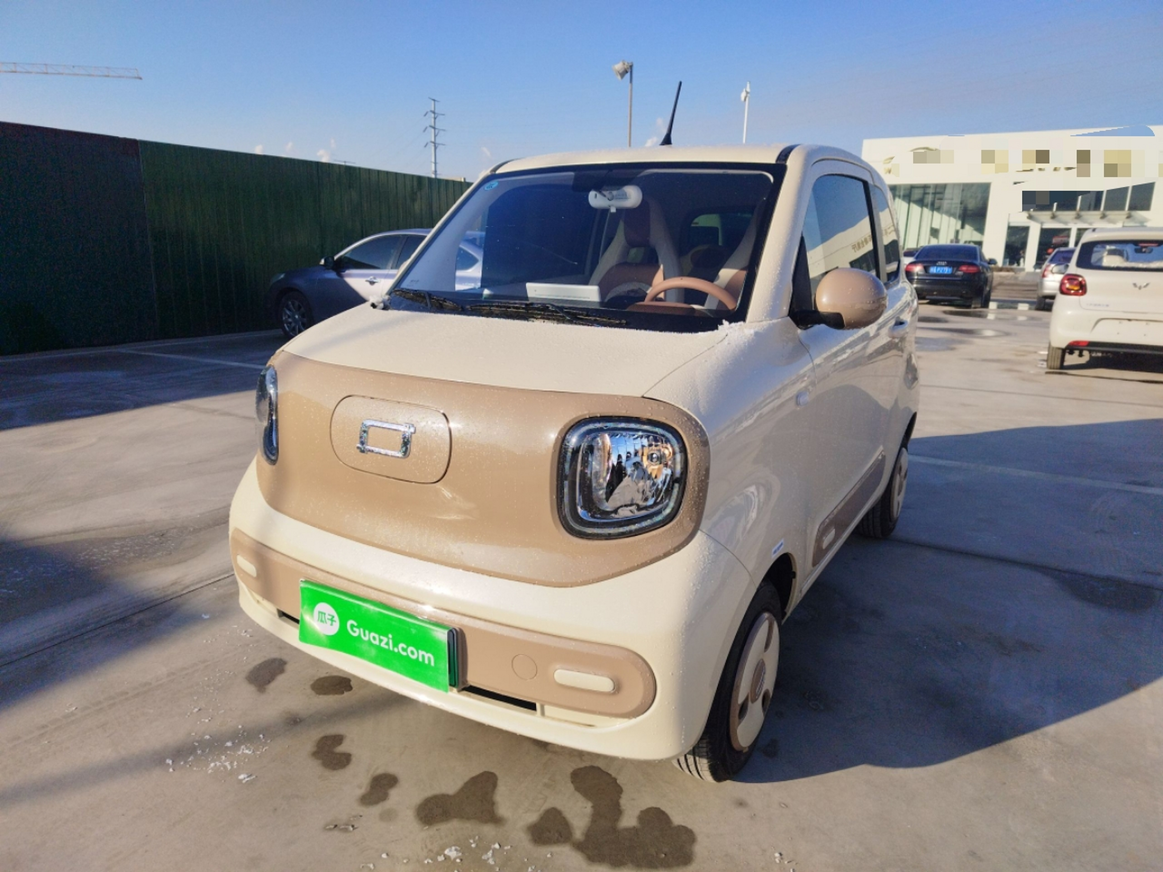 تحت مقدمة السيارة