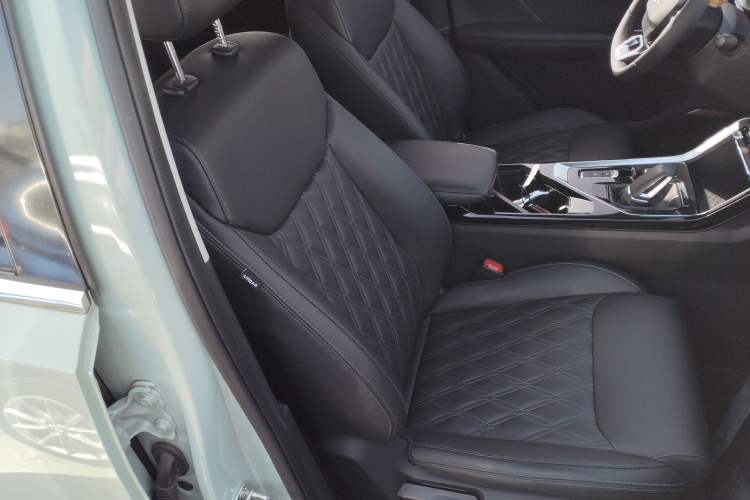 Used Wuling Asta 2022 2.0L DHT Electric-Speed Version
