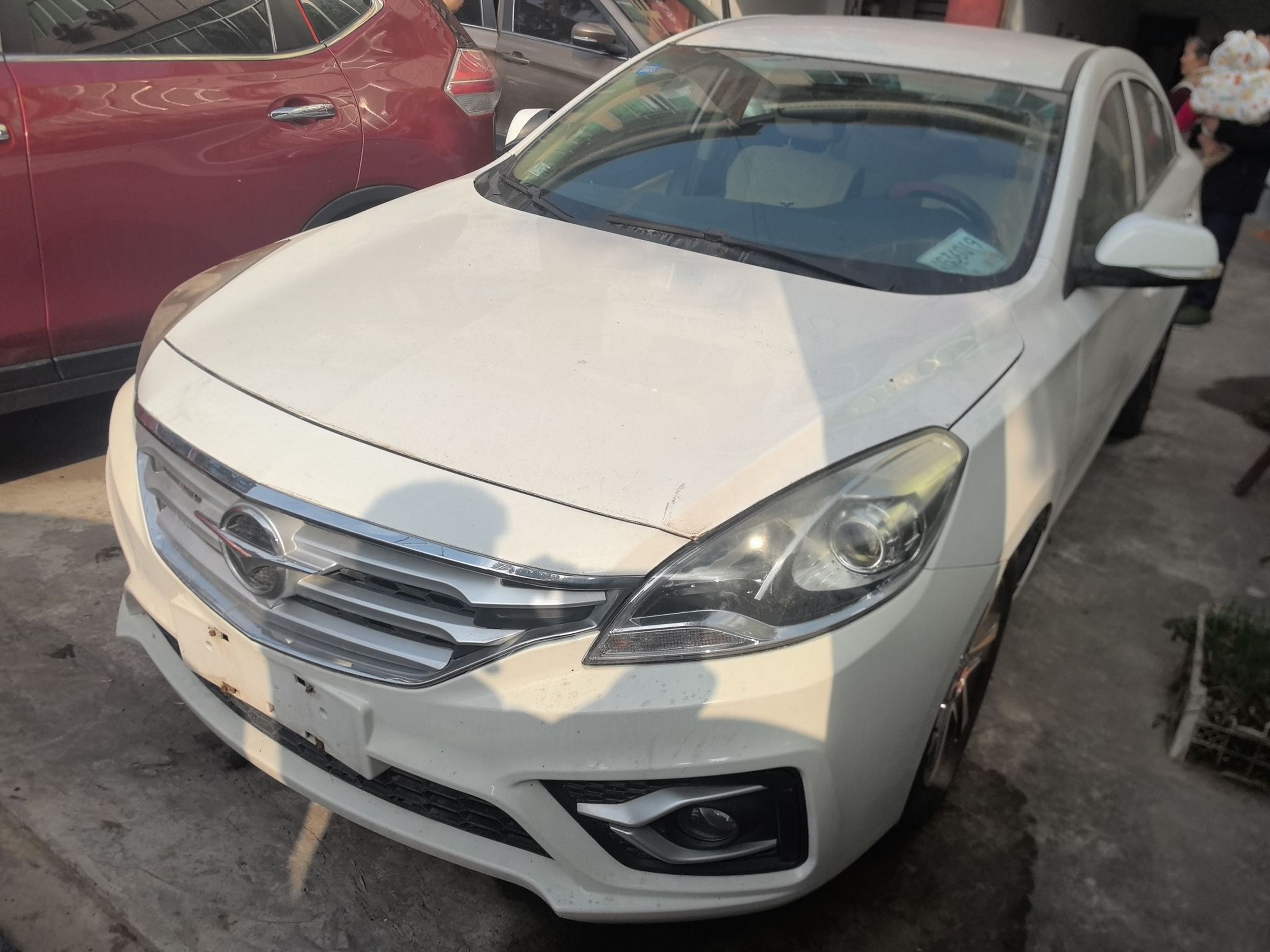 تحت مقدمة السيارة