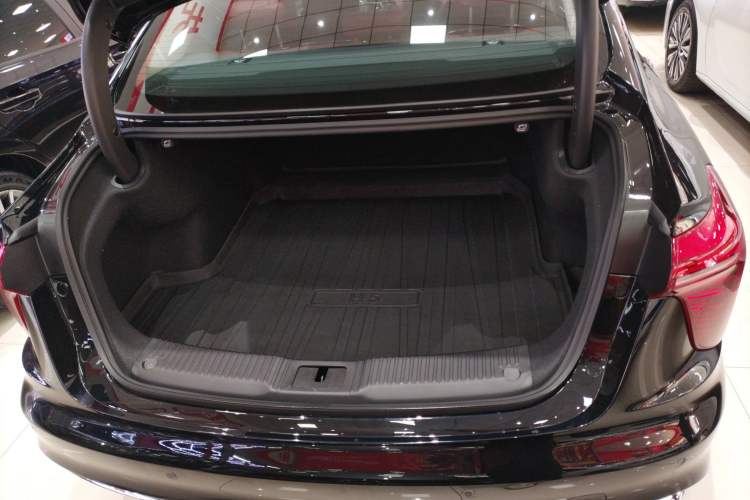 Used Hongqi H5 2025 2.0T Automatic Flag Edition – 500 000 Units Commemorative Version
