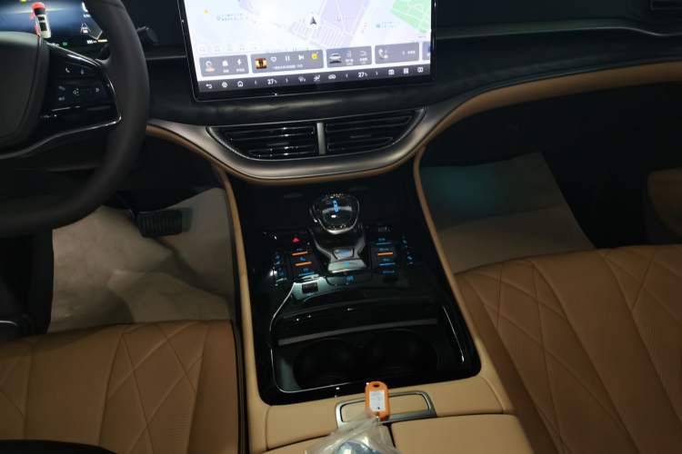 Used Denza D9 2024 DM-i 1050 Luxury Model
