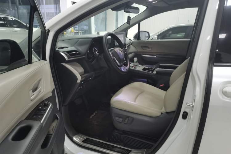 Used Toyota Sienna 2023 2.5L Hybrid Comfort Edition
