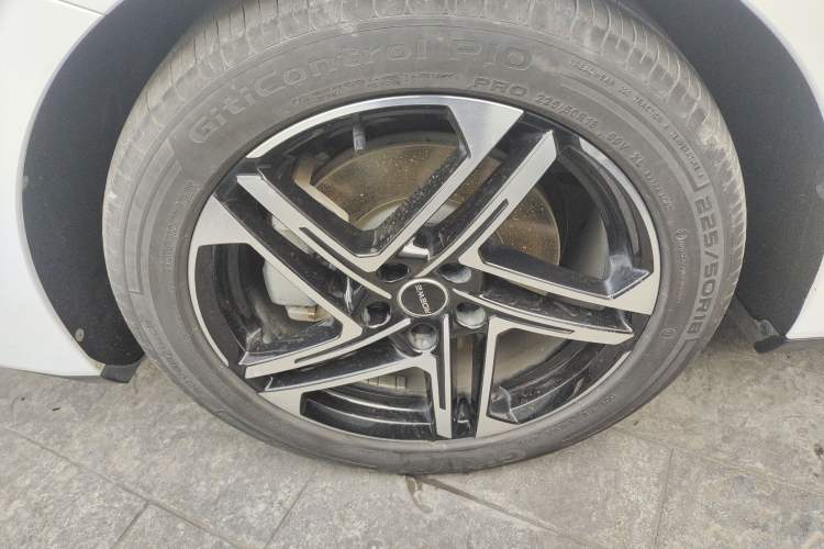 Used Roewe D7 2023 DMH 125km Superior Edition
