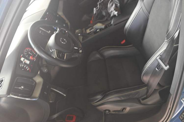 Used Volvo XC60 2019 T5 4x4 Smart & Dynamic Sport Edition China VI Standard