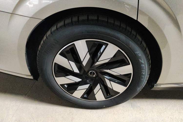 Used Volvo EM90 2025 Ultra Six-Seater