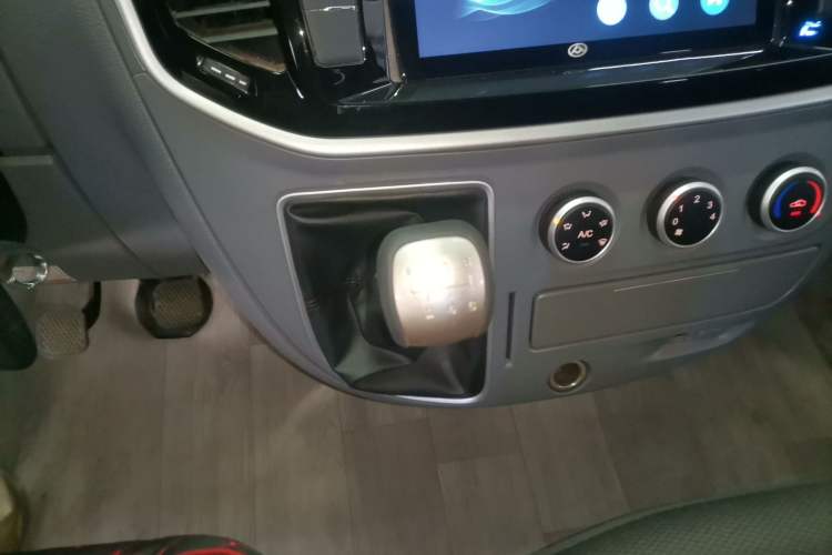 Used SAIC MAXUS Xintu V80 2023 2.0T Manual Classic Aoyuntong Short Wheelbase Mid-Roof 7/8/9-Seater