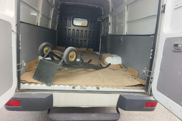 Used Iveco Daily 2021 2.5T V40 2-3 Seater Long Wheelbase Mid-Roof Design with Dual Side Sliding Doors