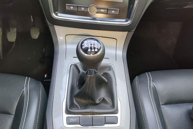 Used Roewe RX5 2019 20T Two-Wheel Drive Manual 4G Connect Platinum Edition
