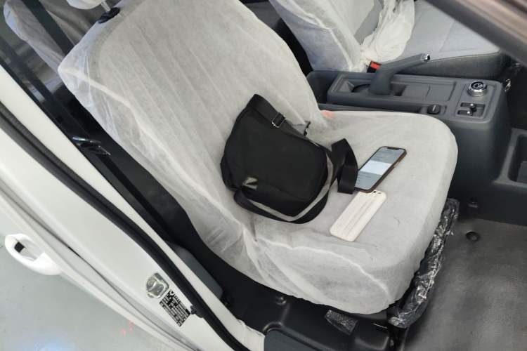 Used Wuling Yangguang 2024 300KM Comfort Version Passenger Van 75kW