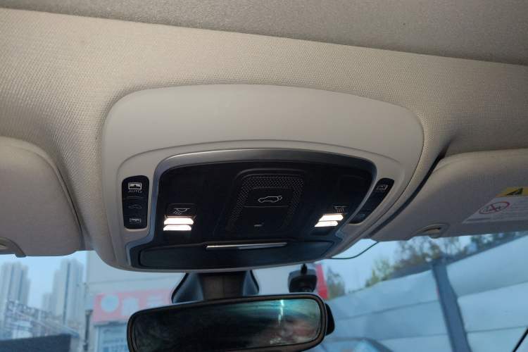 Used  Commander 2018 2.0T Two-Wheel Drive Enjoy Edition China V
