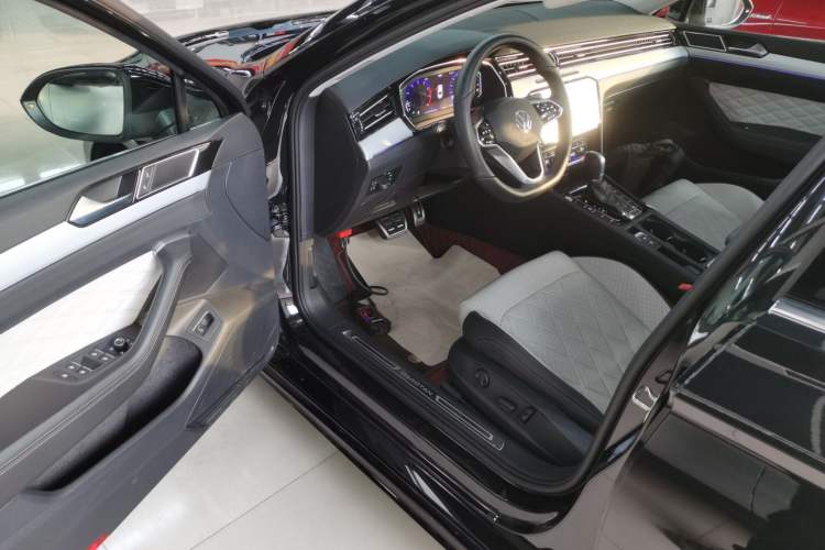 Used Volkswagen Magotan 2024 2 Million Units Zhongxiang Version 330TSI DSG Luxury Edition
