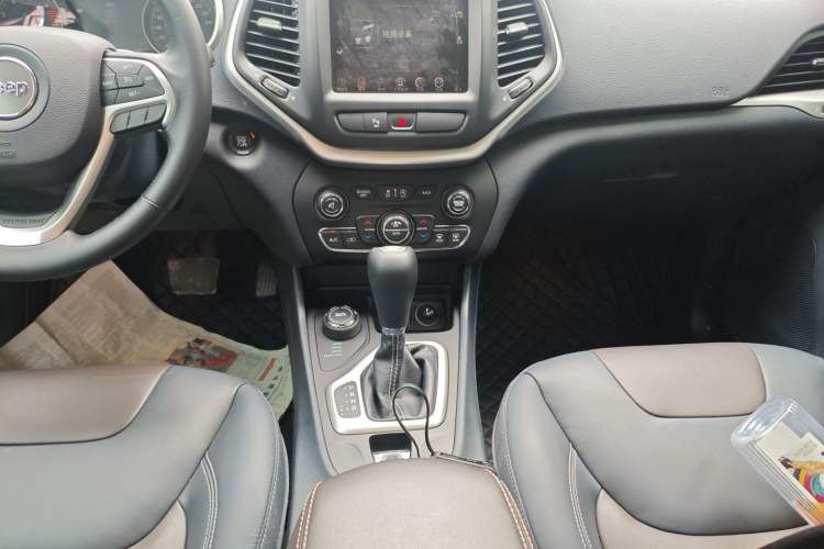 Used  Cherokee 2016 2.4L Professional Smart Version
