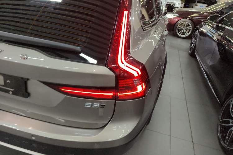 Used Volvo V90 2022 Cross Country B5 AWD Smart Range Edition
