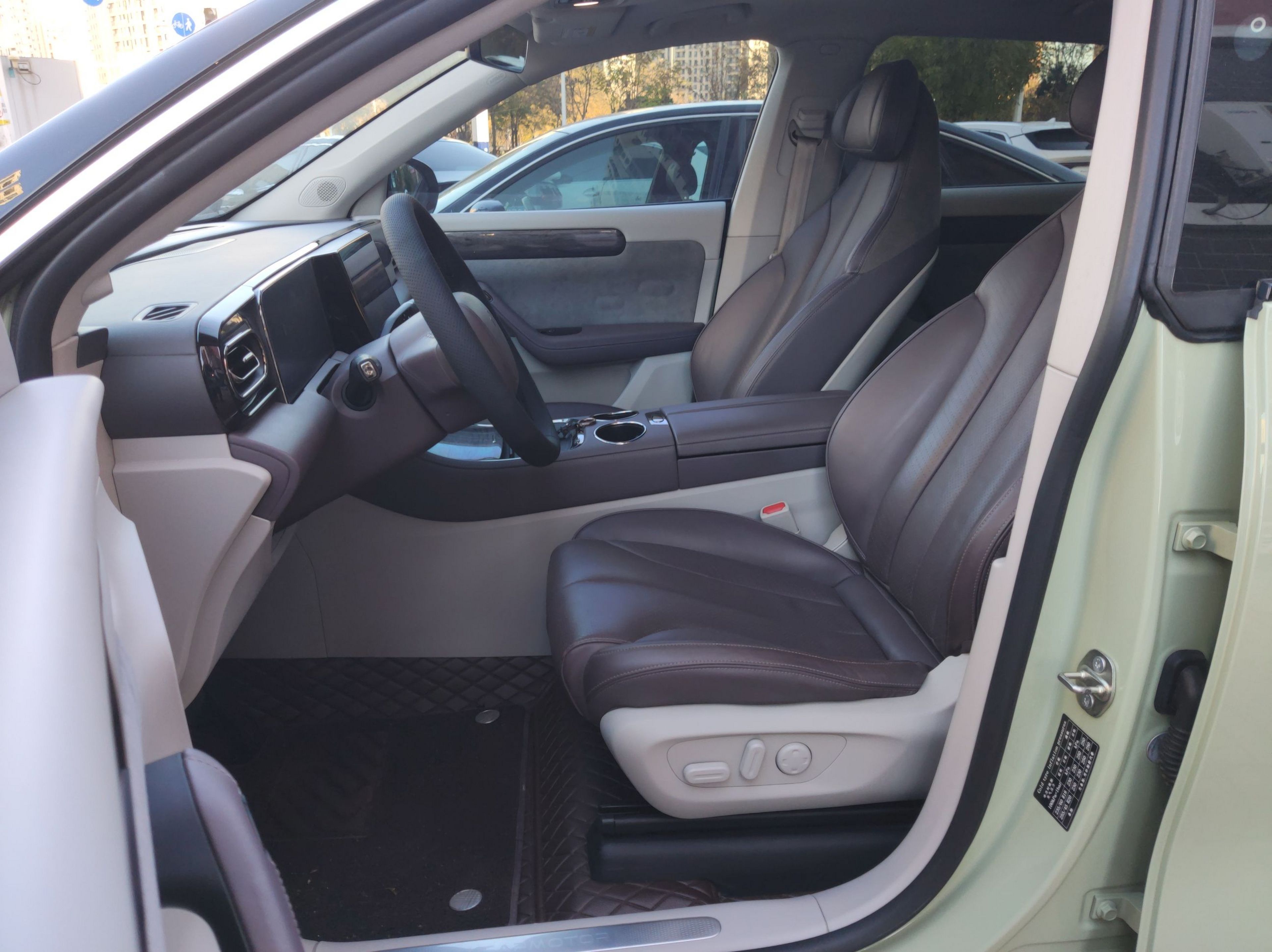 المقاعد الأمامية داخل السيارة