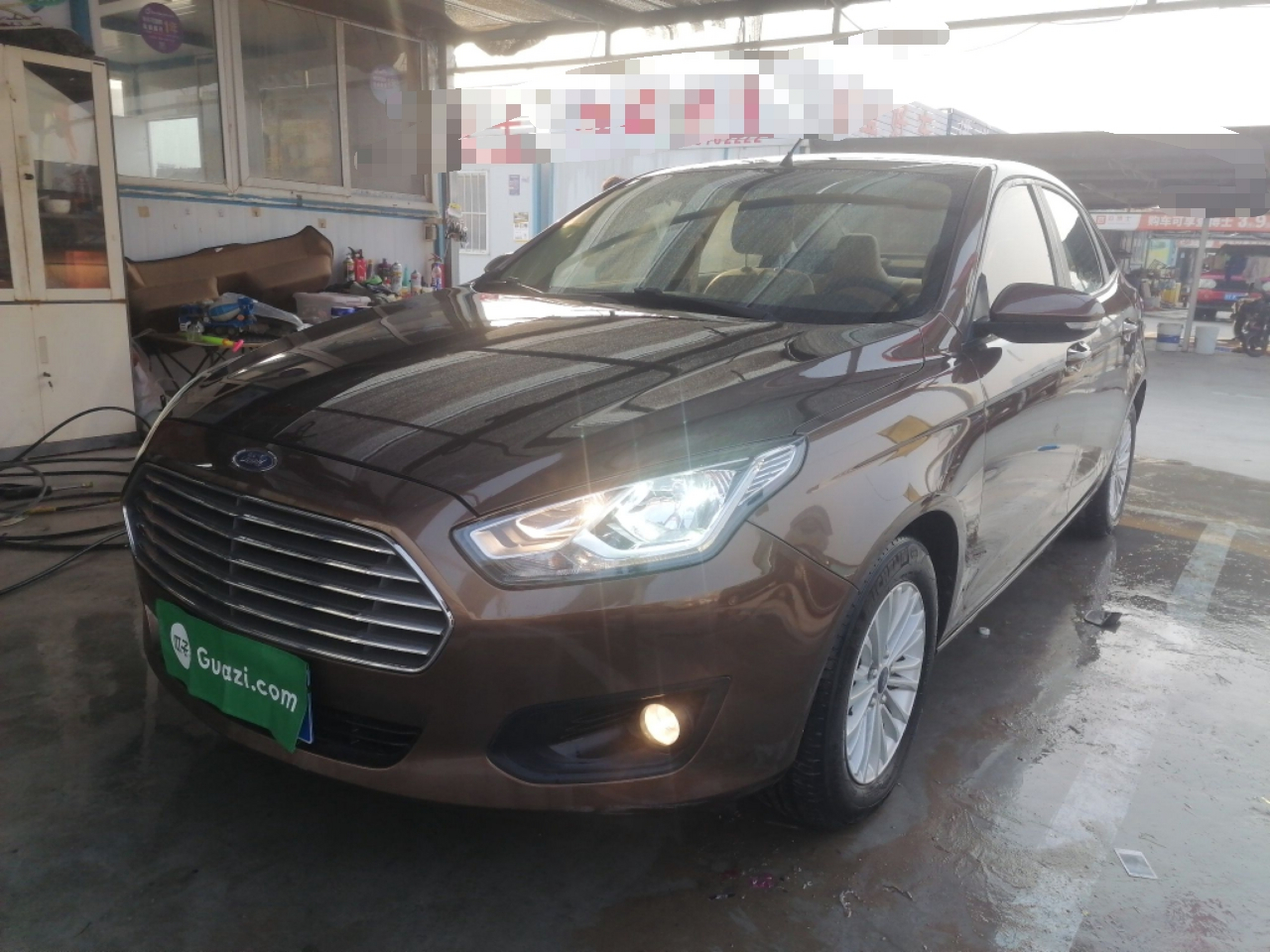 تحت مقدمة السيارة