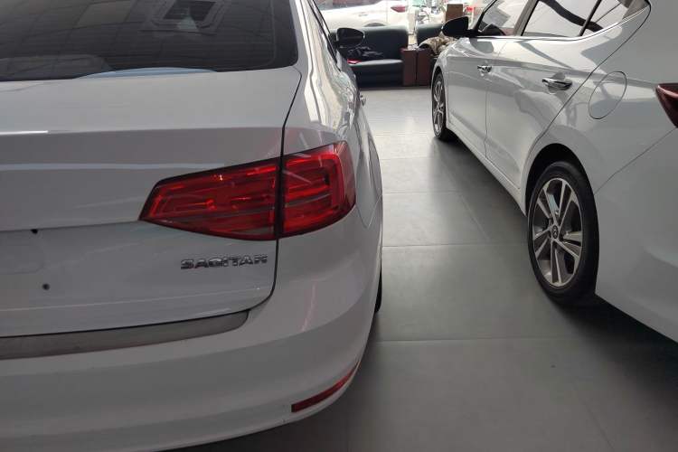 Used Volkswagen Sagitar 2015 1.6L Automatic Fashion Model
