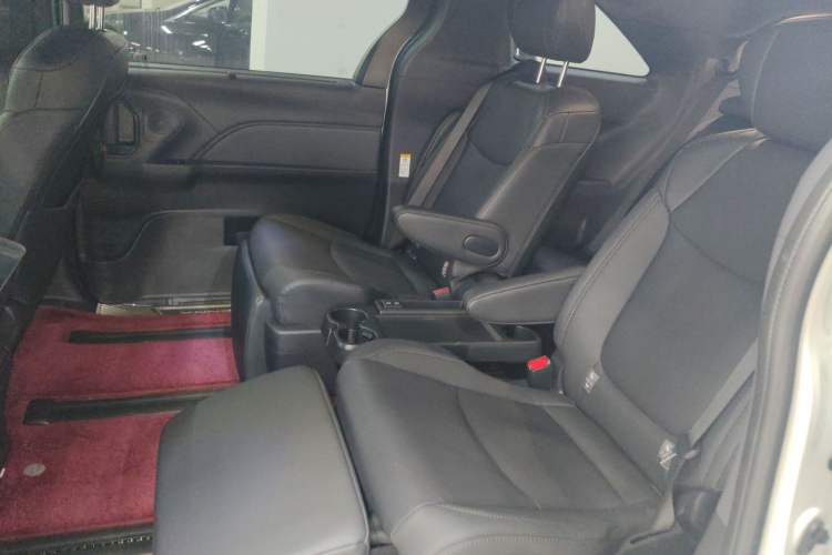 Used Toyota Sienna 2024 2.5L Hybrid Four-Wheel Drive Prestige Edition
