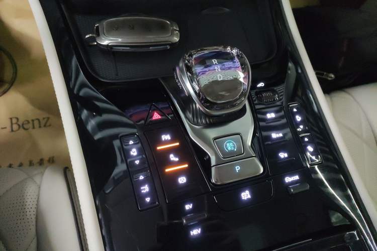 Used Denza D9 2024 DM-i 980 Four-Wheel Drive Prestige Model
