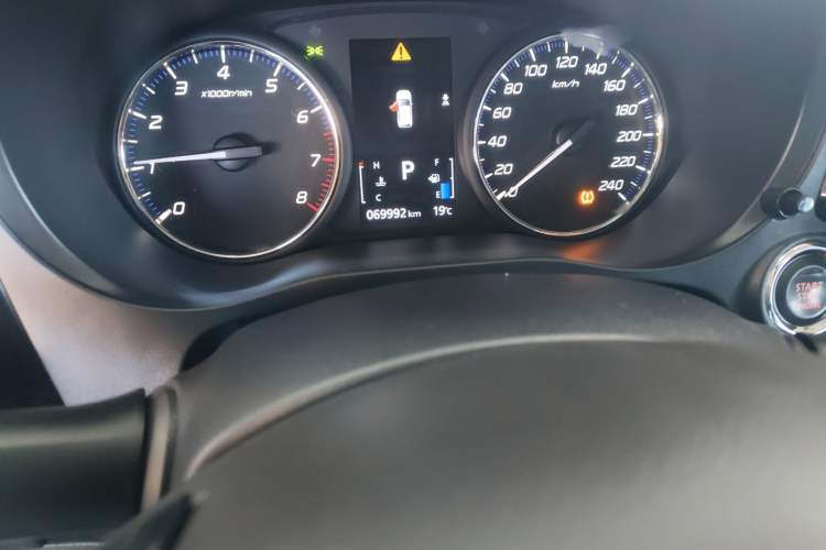 Used Mitsubishi Outlander 2019 2.4L Two-Wheel Drive ZhiXing Version 5 Seats China V Emission Standard
