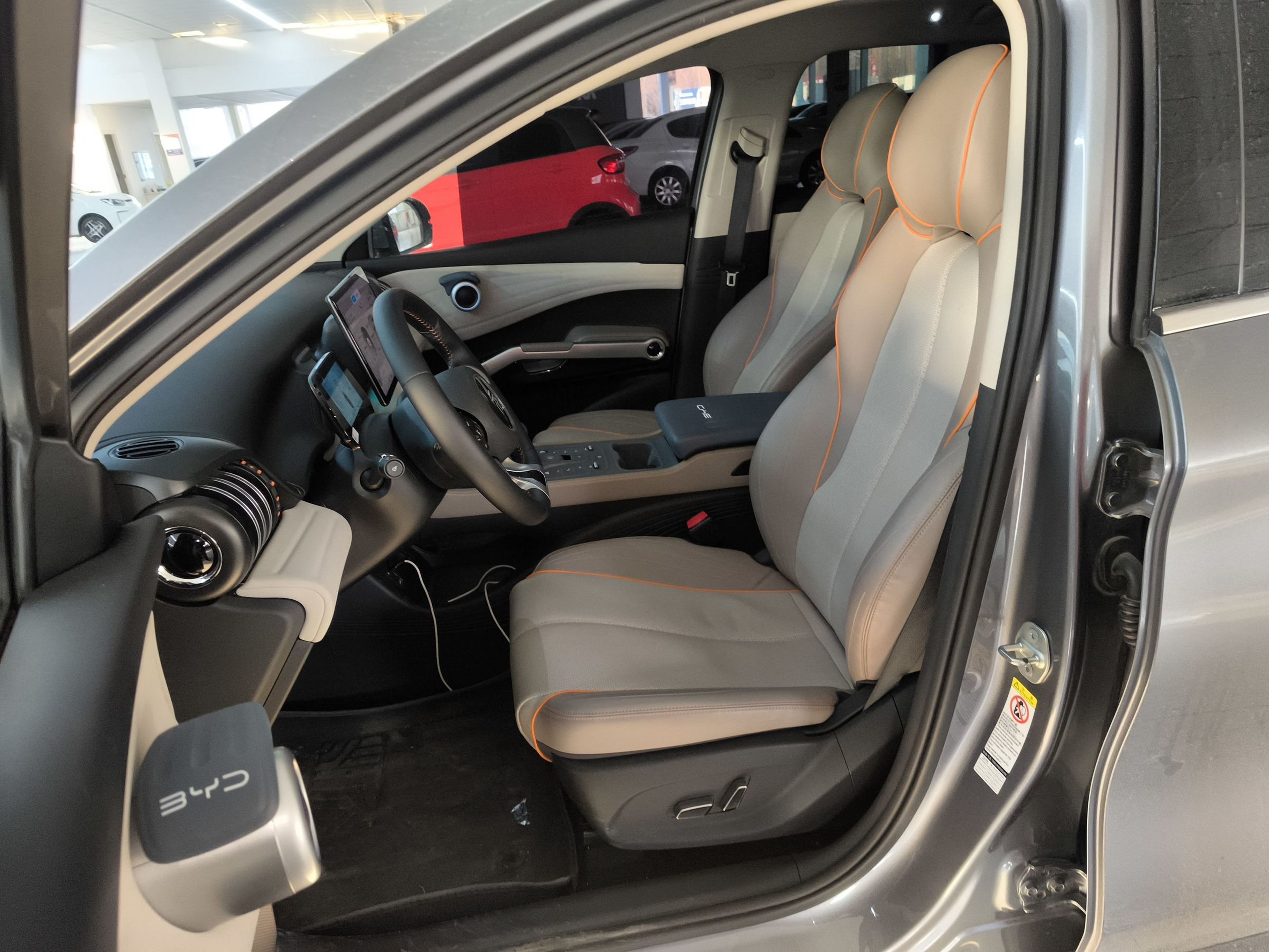 المقاعد الأمامية داخل السيارة