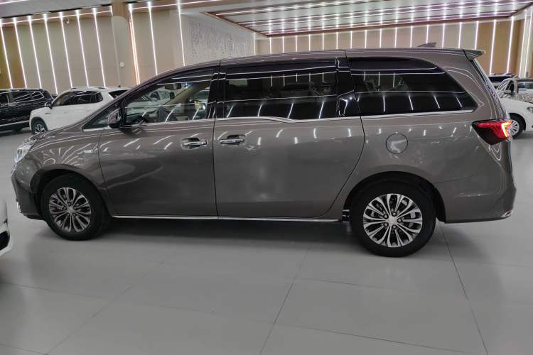 Used Buick GL8 2023 Facelifted Land Cruiser Executive Luxury Version
