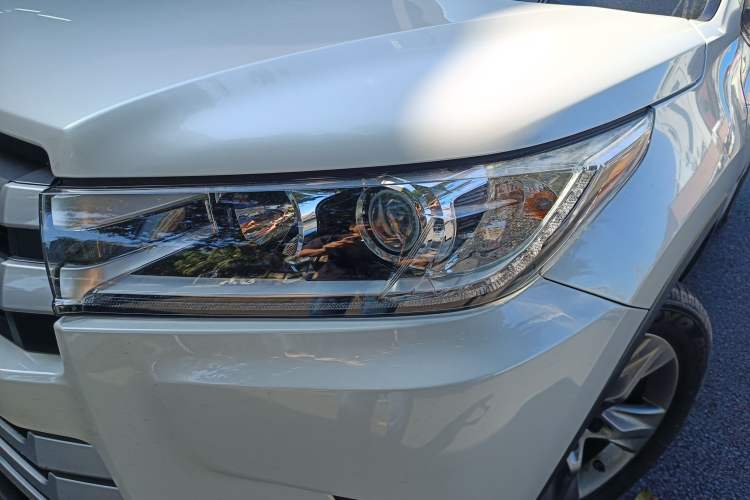 Used Toyota Highlander 2018 2.0T Four-Wheel Drive Luxury Version 7 Seats China VI Standard
