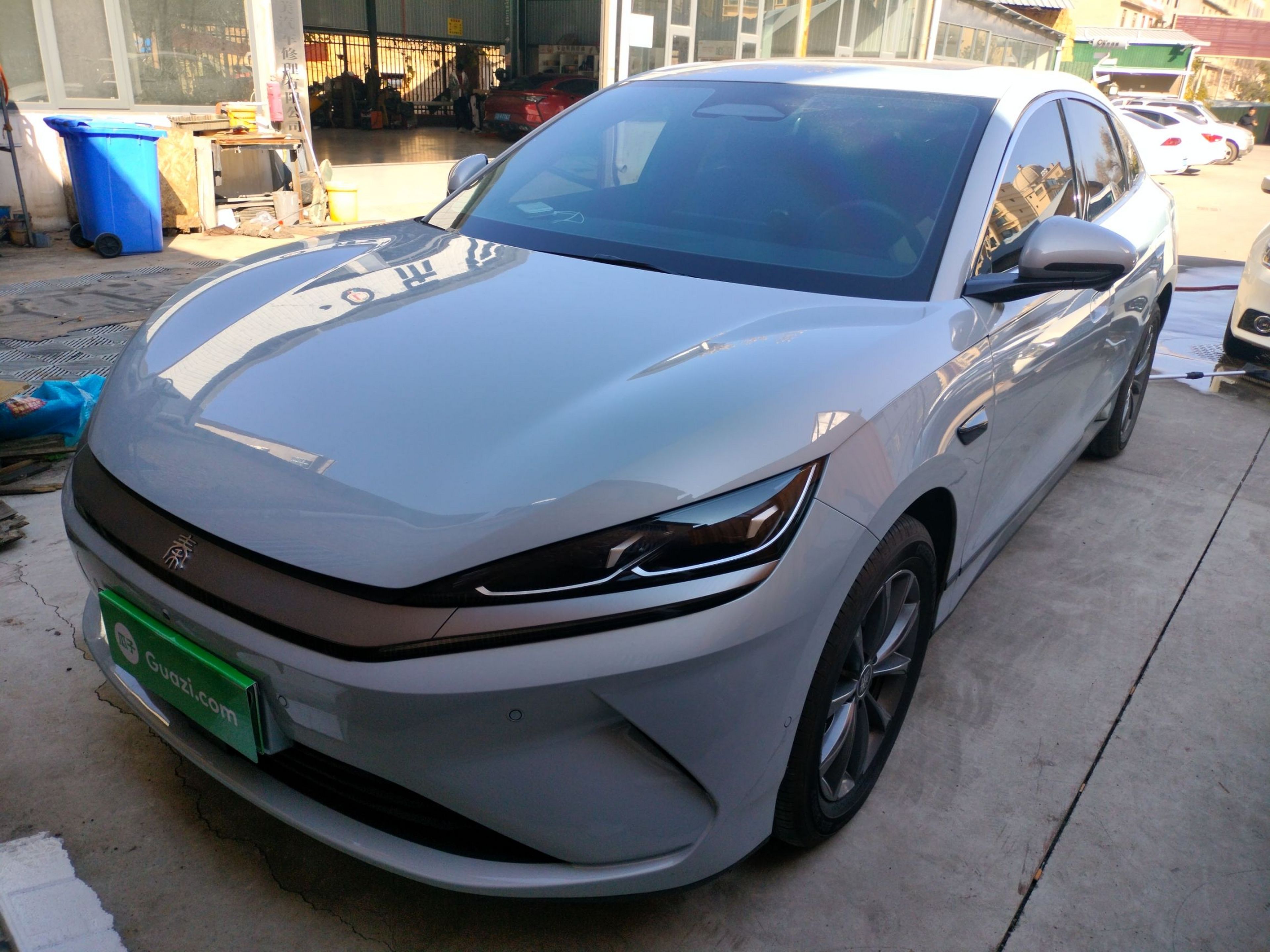 تحت مقدمة السيارة